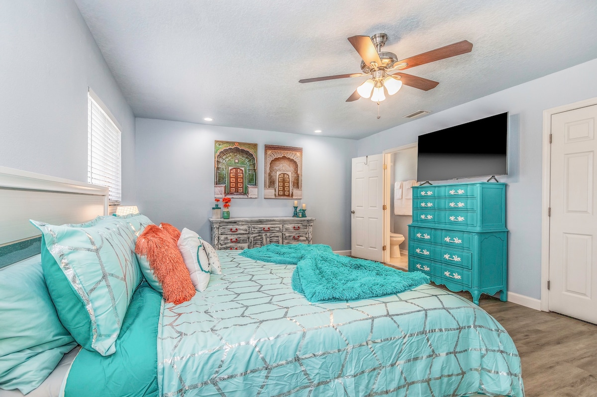 TRAVEL Bedroom with king bed