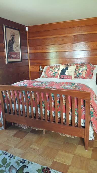 bedroom (queen bed)with fireplace