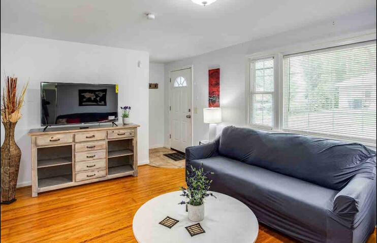 Ranch W/ Hot Tub~ by Arprt/Dtwn/UofR/RIT W/AC gallery image 3