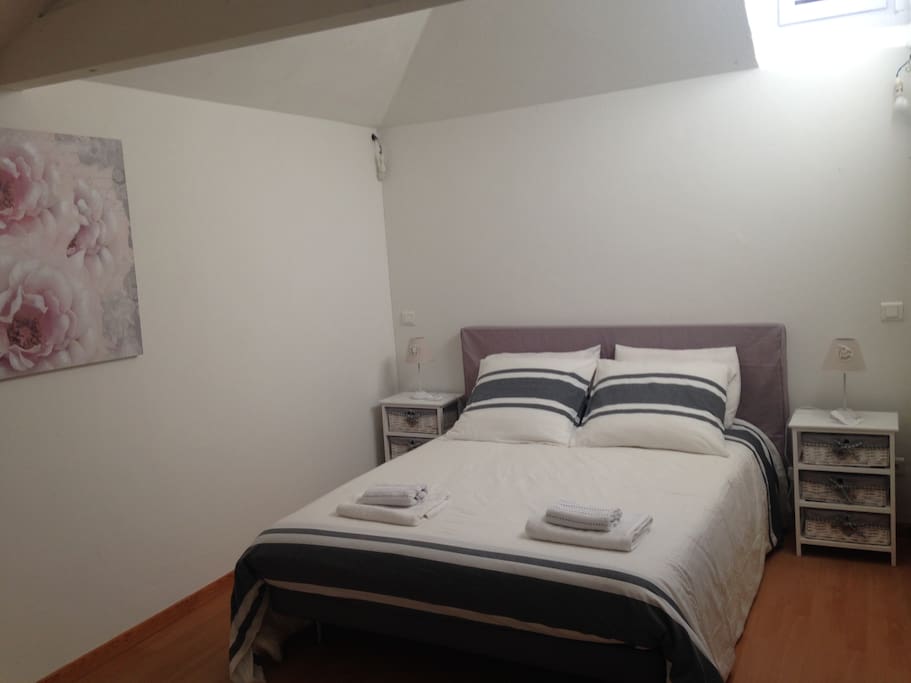 Chambre à l'étage, lit double 140 x 190