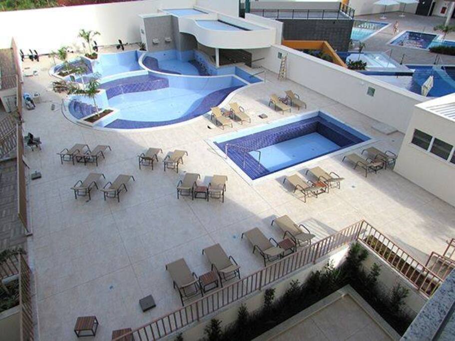 Parque aquático termal, bar molhado, solarium, playground, com piscinas com águas quentes, frias e mornas, adulta e infantil.