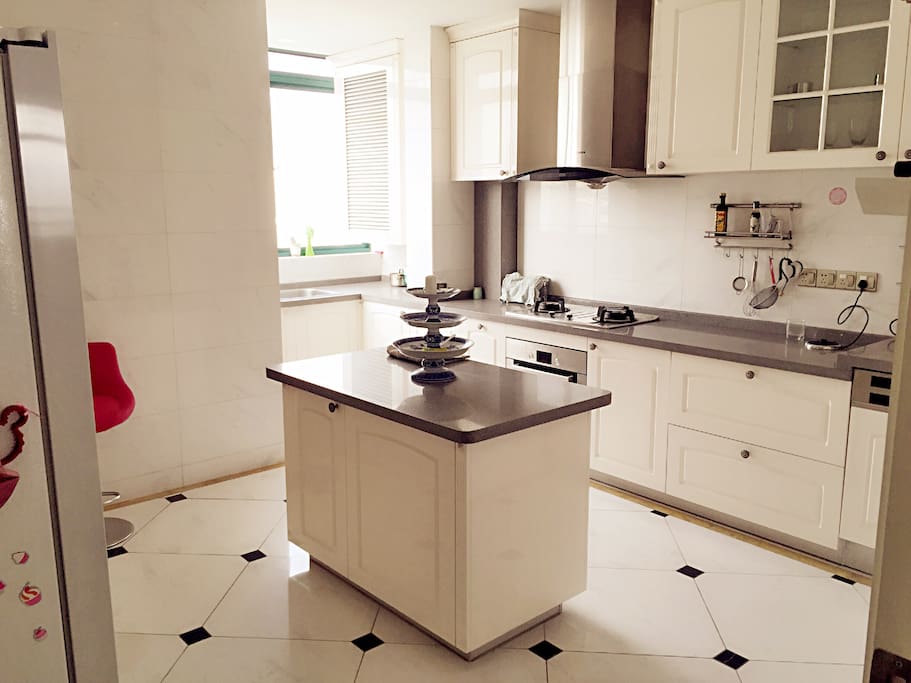 Nice kitchen with oven, microwave, dishwasher, fridge, washing machine and clothes dryer