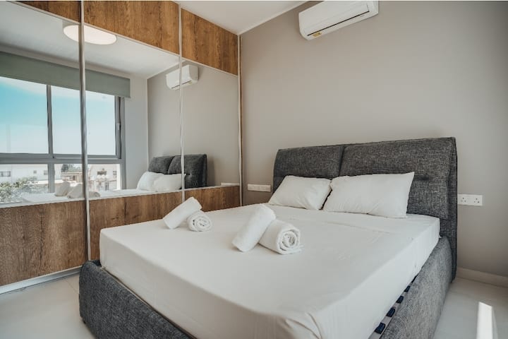 Dormitorio principal: 1 cama tamaño queen, armarios dobles, aire acondicionado, persianas eléctricas, baño privado.