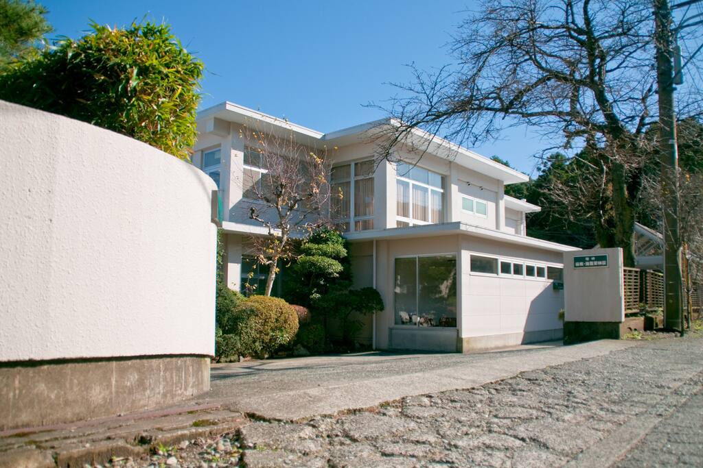 We're standing just one minute walk from Naka-Gora cable car station. Easy to be found.