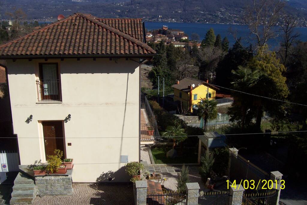 Ingresso laterale indipendente con parcheggio all'aperto davanti casa