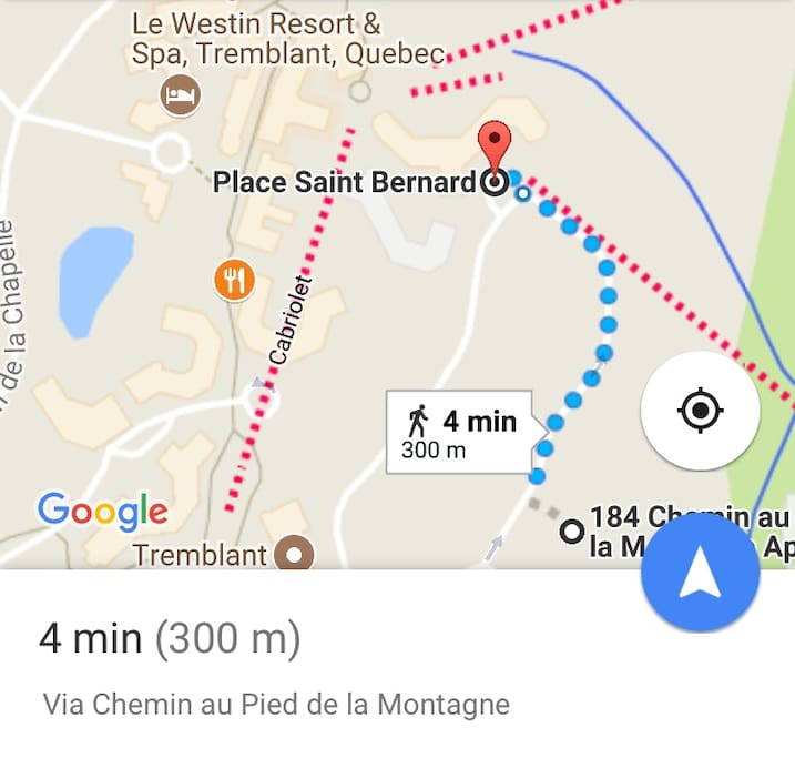 4 minute walk to chair lifts and village! 4 minutes de marche vers le village!