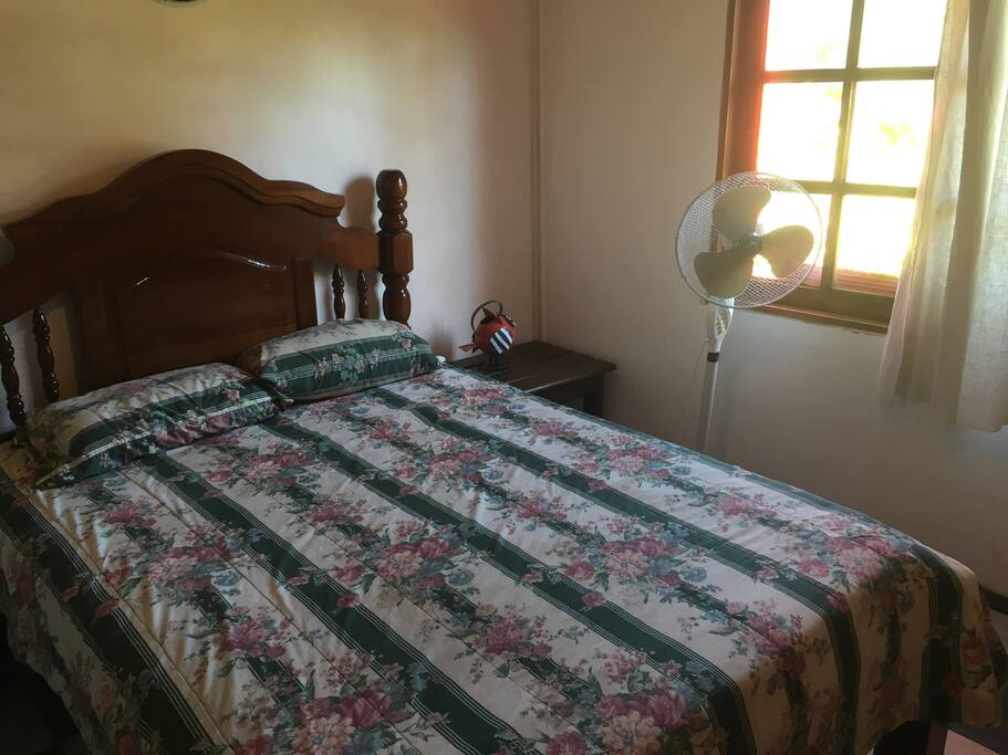 Habitación con cama matrimonial
