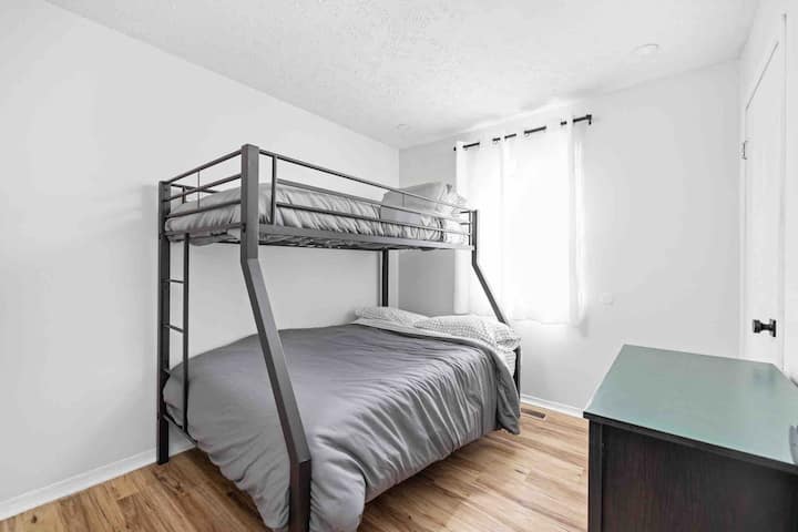 يحتوي هذا السرير ذو الطابقين على مرتبة كاملة في الأسفل وتوأم في الأعلى. 

يوجد مقعد درج في خزانة غرفة النوم هذه إذا كنت بحاجة إليه إذا كنت بحاجة إليه إذا كنت مسافرًا مع واحدة صغيرة. هناك مرآة كاملة الطول على الجزء الخلفي من الباب. 