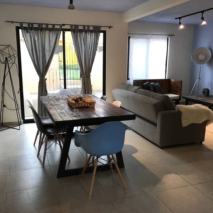 Amplio comedor y areas de estar