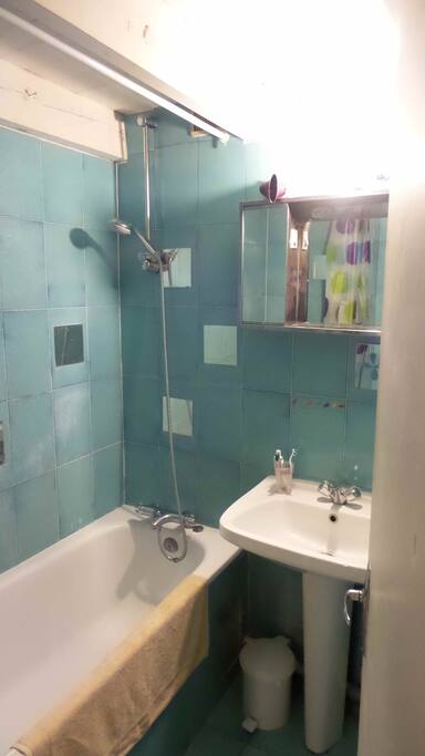 une baignoire dans la SDB en bleu