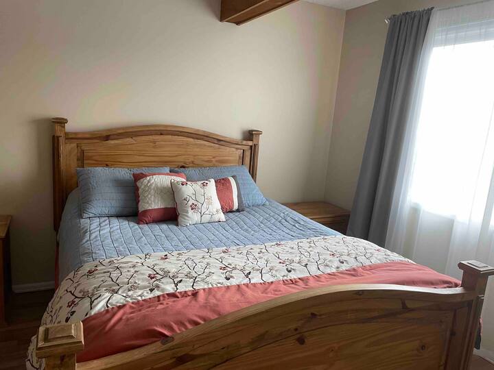 Kitanda cha malkia katika chumba kikuu cha kulala