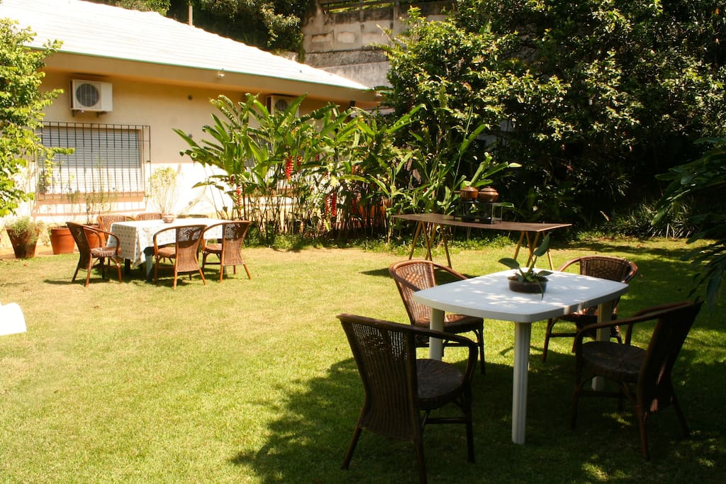 Imenso espaço entre a casa principal e a área de churrasqueira