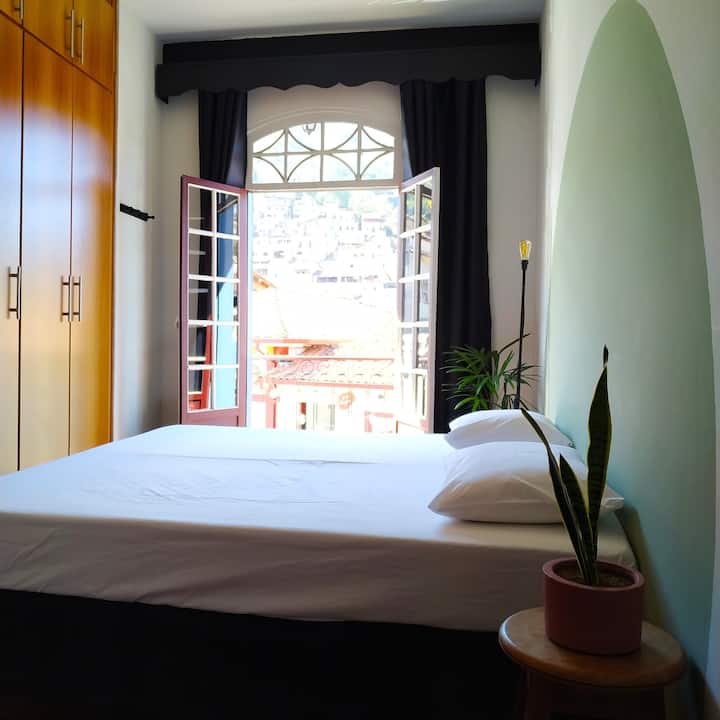 BALCONY SUITE (เตียงในสหรัฐอเมริกา)