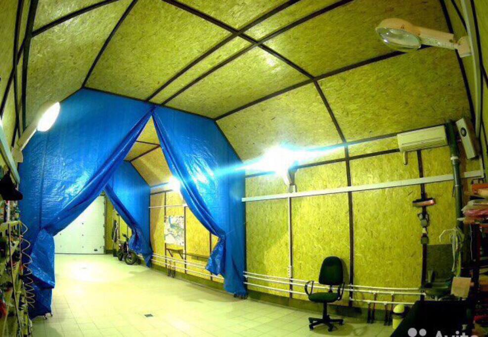A huge garage with a stereo installation, air conditioning, running water, with a table, with lighting.
Огромный гараж со стерео установкой, кондиционером , с рабочим столом , и главное с освещением .