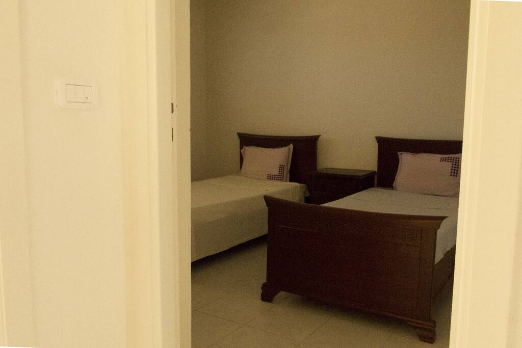 Première chambre avec deux lits simples, identiques pour pas faire de jaloux !