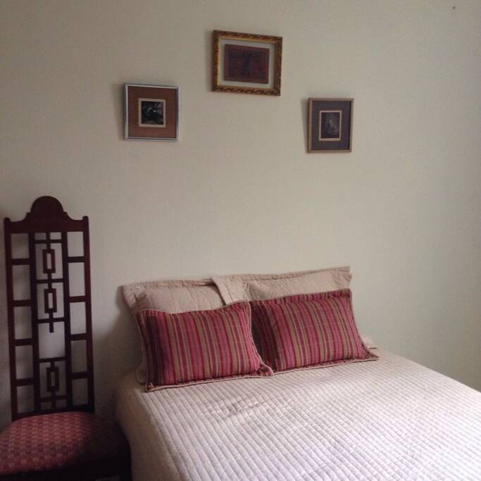 Cama queen y habitacion con A/C