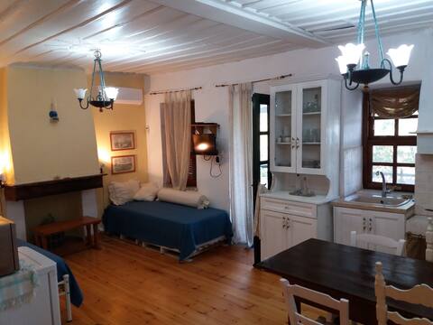 "Pithos" old traditional house newly renοvated