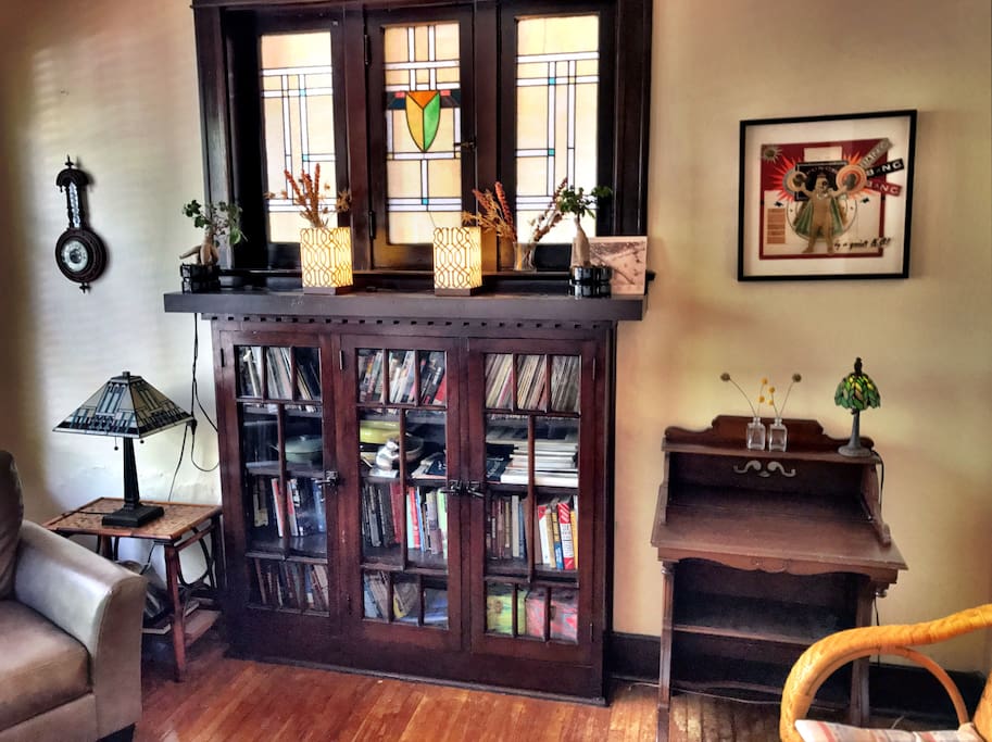 Lots of original wood and stain glass. We have a turntable and some vinyl if you are looking to enjoy the evening. There will be some beer in the fridge and a bit of booze in the cabinet if you're looking to make it extra relaxing.