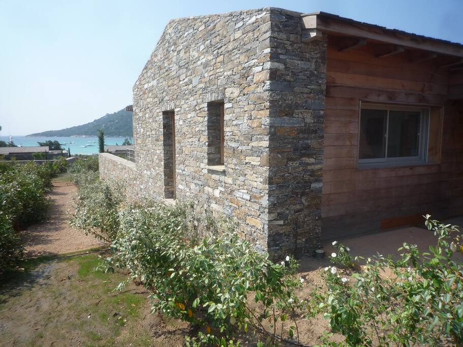Comme pour les anciennes bergeries, appareillage corse typique en granit bleu