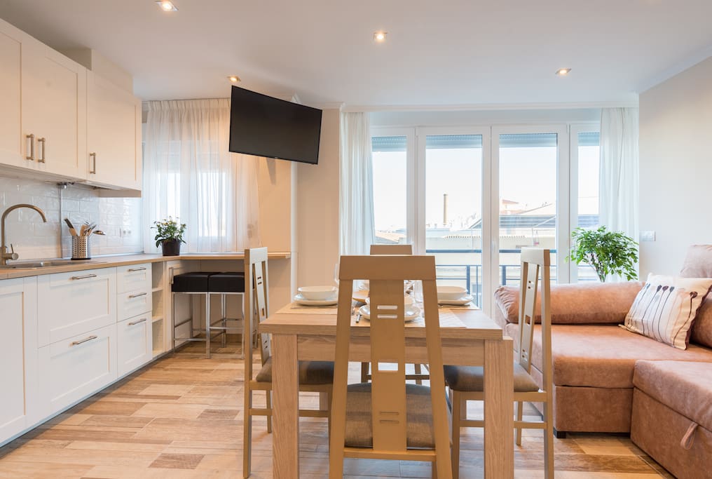 living room and kitchen/ salón y cocina