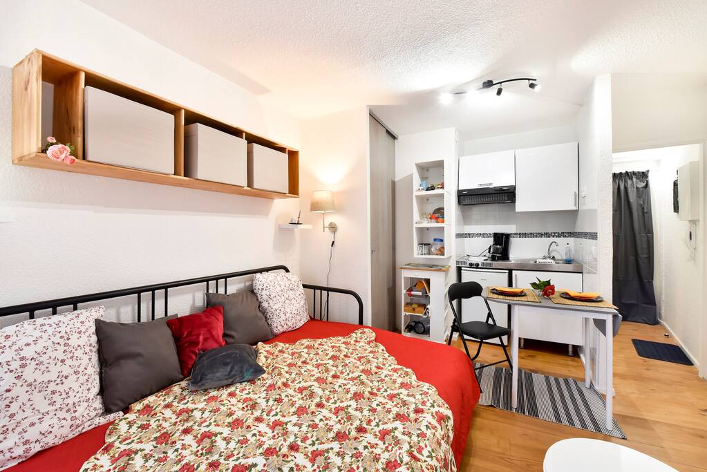 vue d'ensemble : rangements au dessus de la banquette ouverte afin d'accueillir deux personnes et le coin repas .