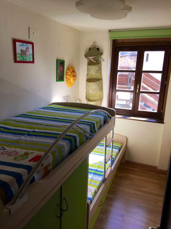 غرفة نوم بسرير فردي