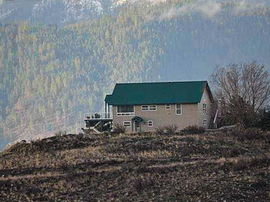Your hilltop retreat awaits!