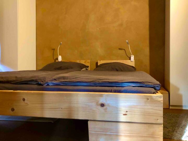 Spálňa ! 180X200: posteľ vrátane posteľnej
bielizne 