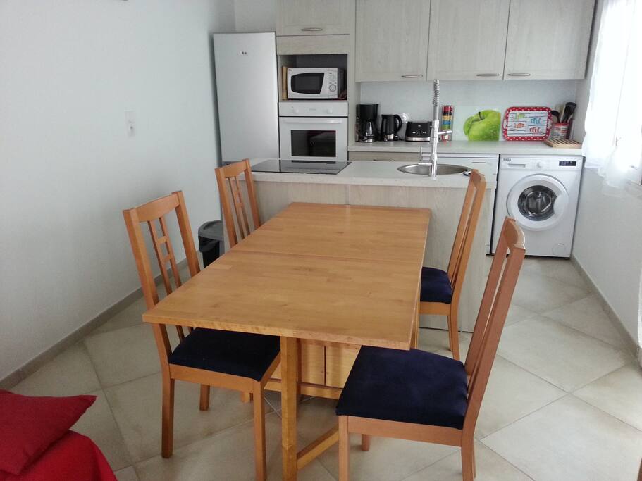 Espace repas spacieux pour 4