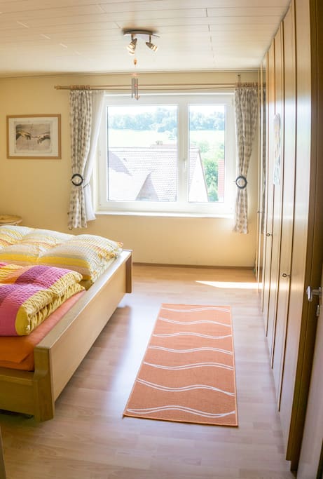 Blick vom Flur ins Schlafzimmer