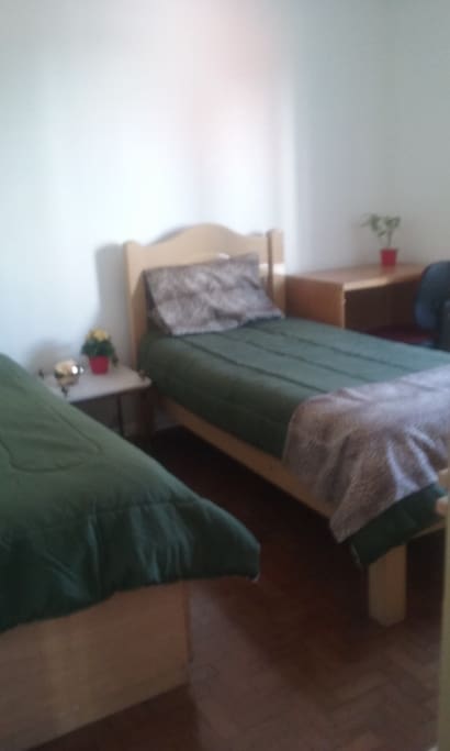 Quarto mobiliado com cama escrivaninha e armario