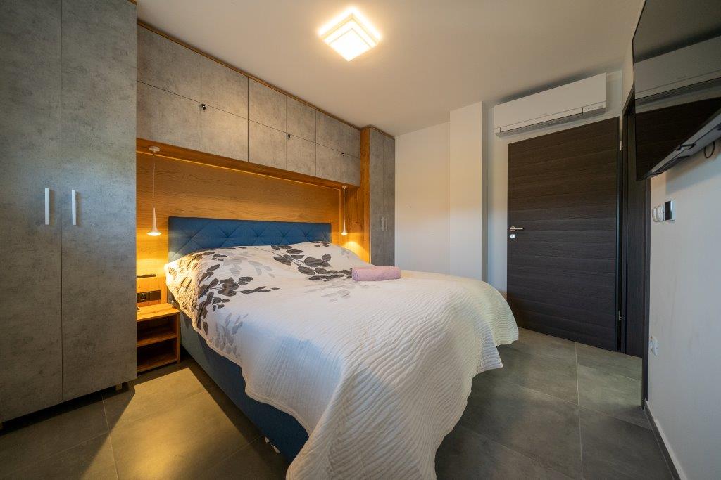 Spálňa s televízorom s plochou obrazovkou