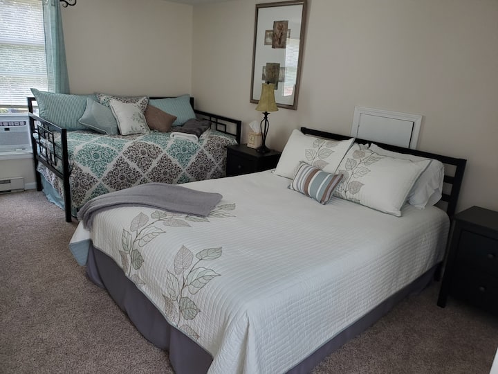 2-ри кат Главна спална соба, брачен кревет (широк 180-220 см) и брачен кревет 