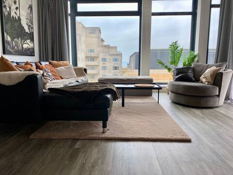 Top Airbnb: THE PAD by the beach with sunset and city views in Hurn