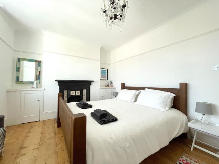 Chumba kikubwa cha kulala chenye hewa safi na kitanda cha ukubwa wa King 