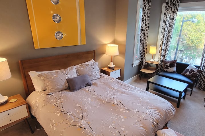 Душек со брачен кревет (широк 150-179 см) од „Соба и штица“ и кауч на прозорецот со слика!