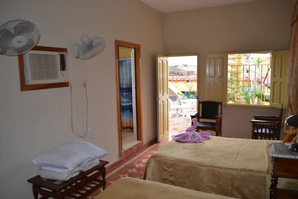 Habitación 06: amuebladas con dos camas matrimoniales y equipada con todo lo necesario para que su estancia sea placentera.