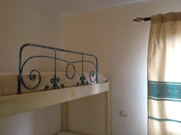 פרטי מיטת קומותיים אמנותית