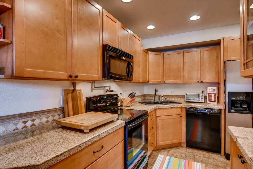 FULL KITCHEN - SUPER CLEAN