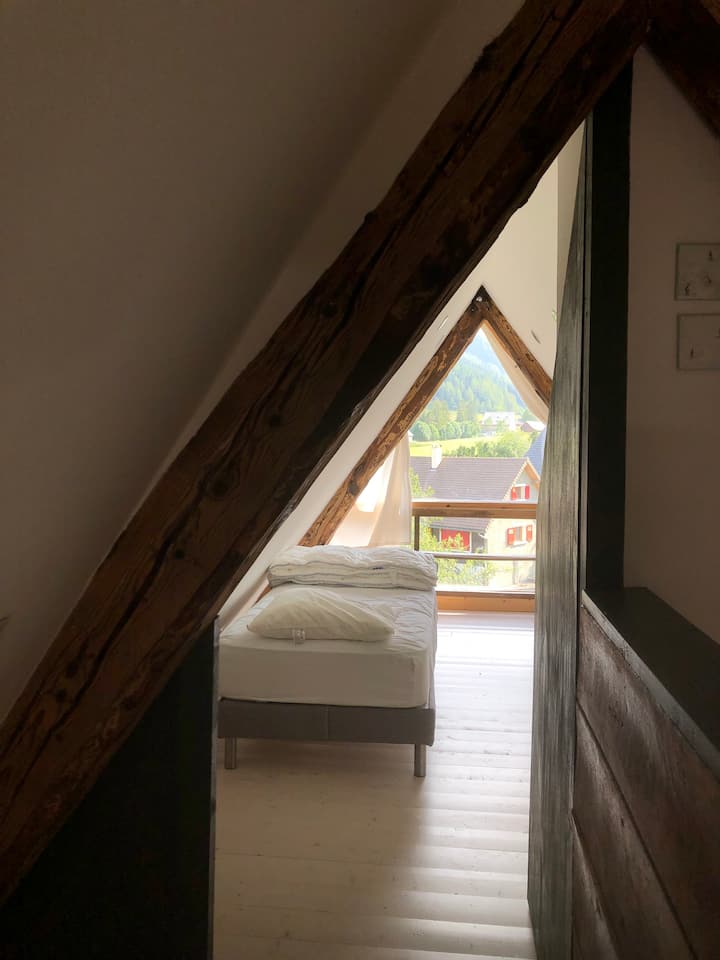 Una delle 2 camere da letto del 3 ° livello sotto una mansarda con vista sul Grand Veymont. La finestra non si apre per motivi di sicurezza.