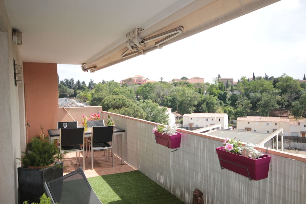 vue dégagée sans vis à vis de la terrasse sur le rocher de Roquebrune