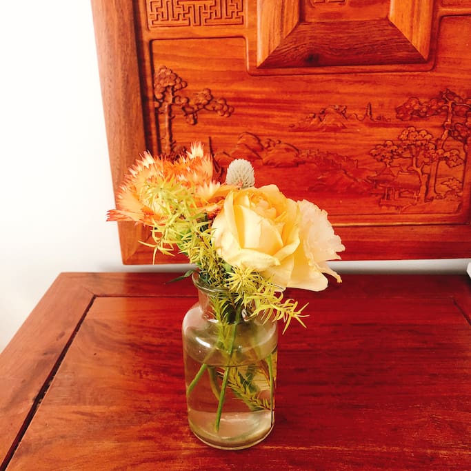 Every week host decorates home with seasonal flowers