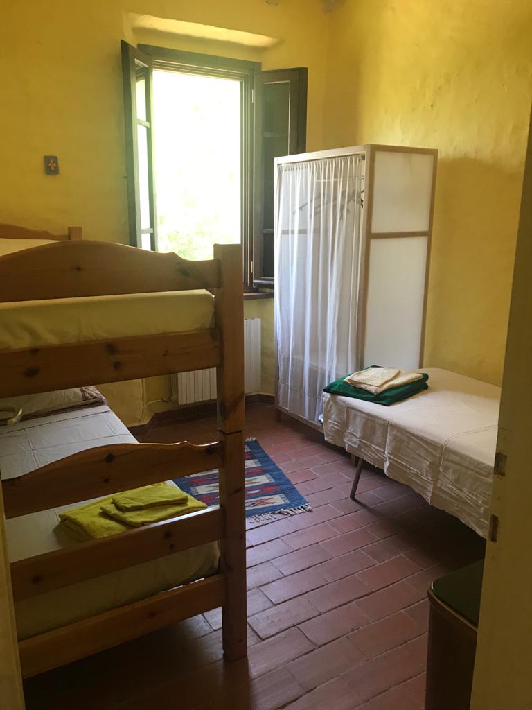 غرفة نوم بسرير بطابقين وسرير فردي