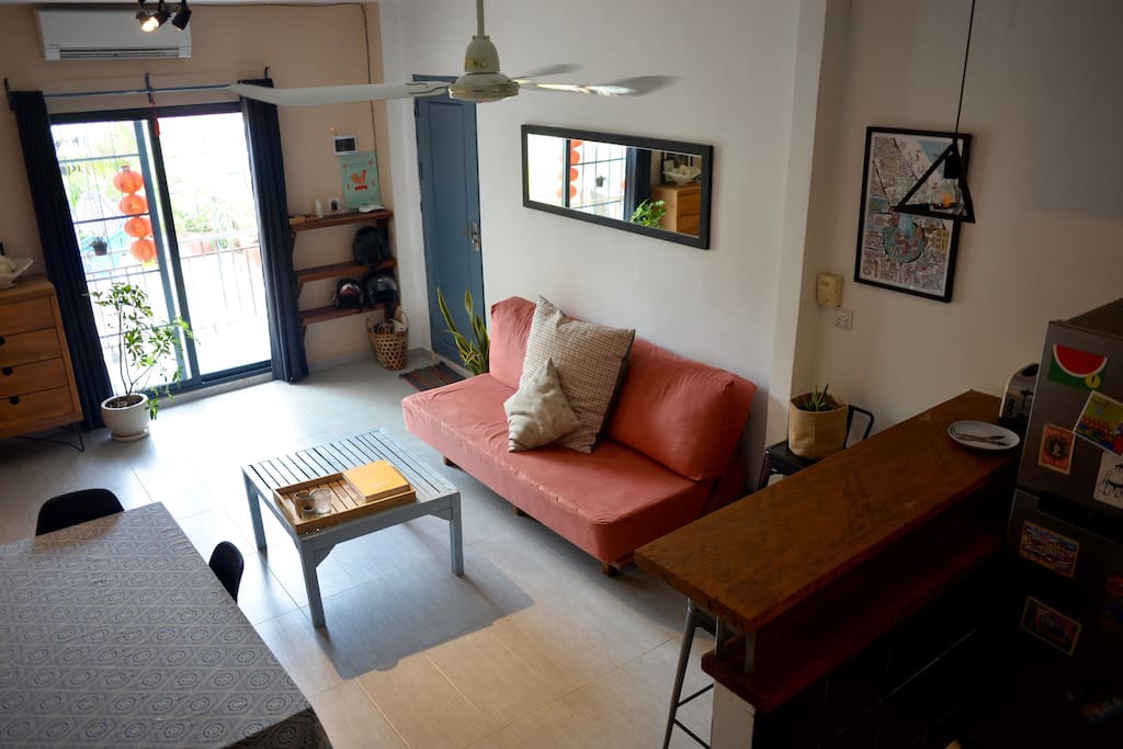 Séjour, salle à manger et baie vitrée donnant sur la terrasse
