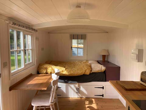 Delightful shepherd’s hut in peaceful location