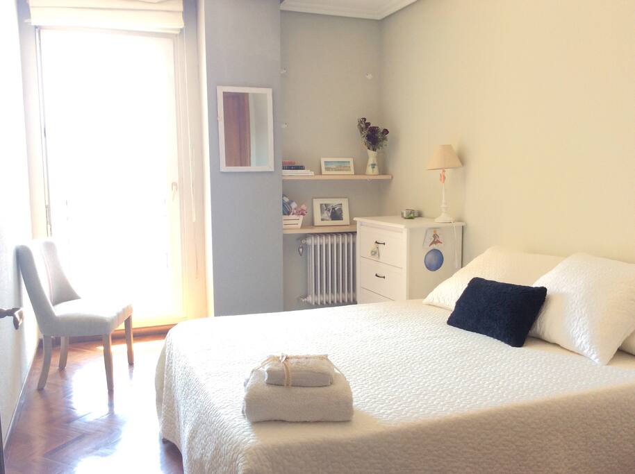 Segunda habitación doble, con terraza a la Avenida