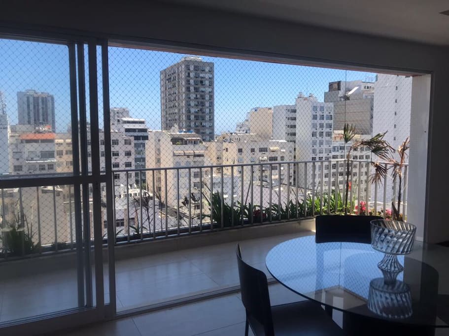 sala espaçosa e ampla com mesa de jantar e varanda com tela de segurança