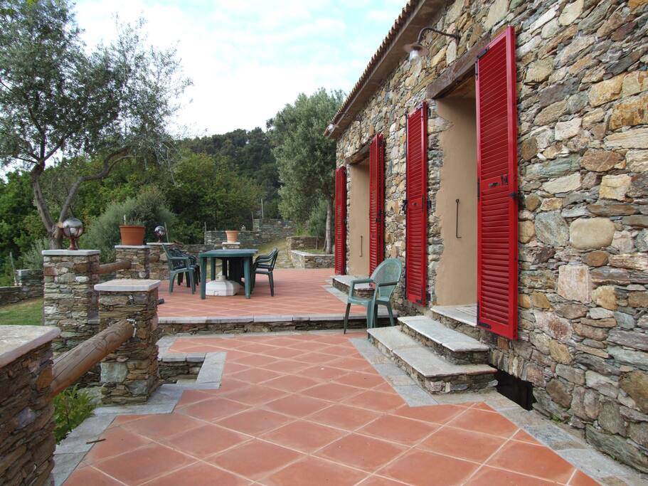 terrasse spacieuse et ombragée