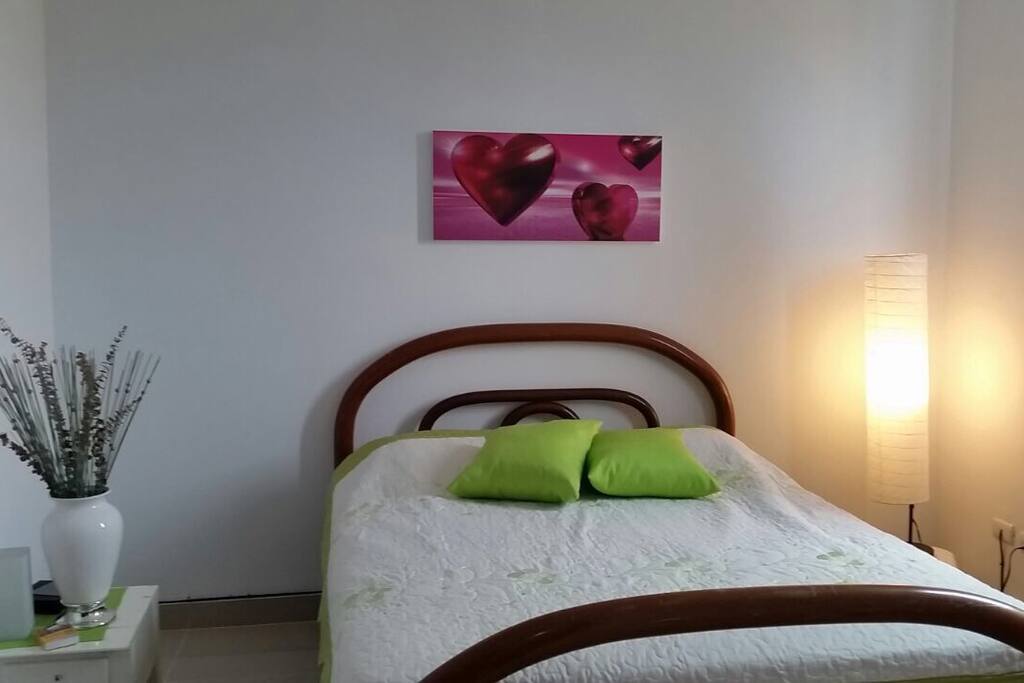 Habitación cómoda , confortable con su cama , mesita de noche , lámparas , ventilador y su walking closet.