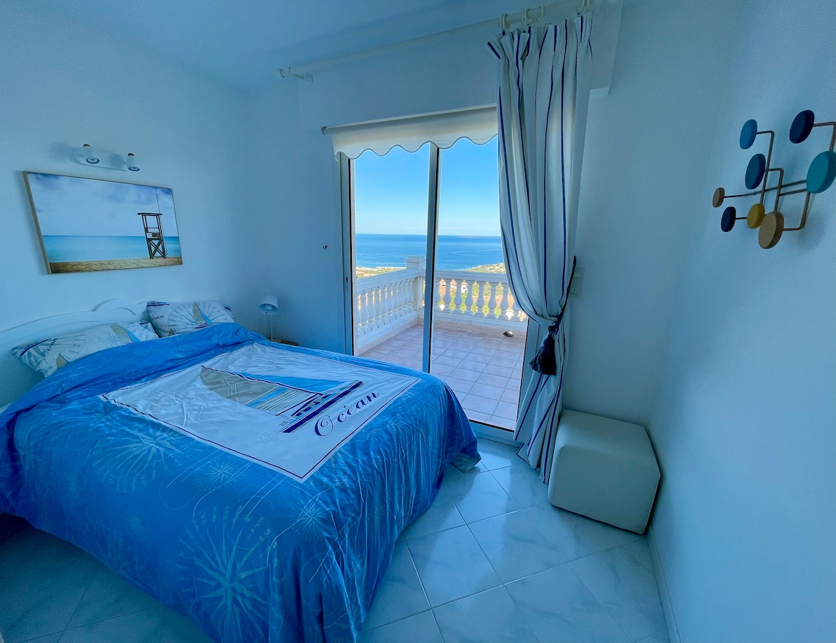 Კონდიცირებული ოთახი 140 * 190 სმ-იანი საწოლით, ტერასით და ზღვის ხედით. 